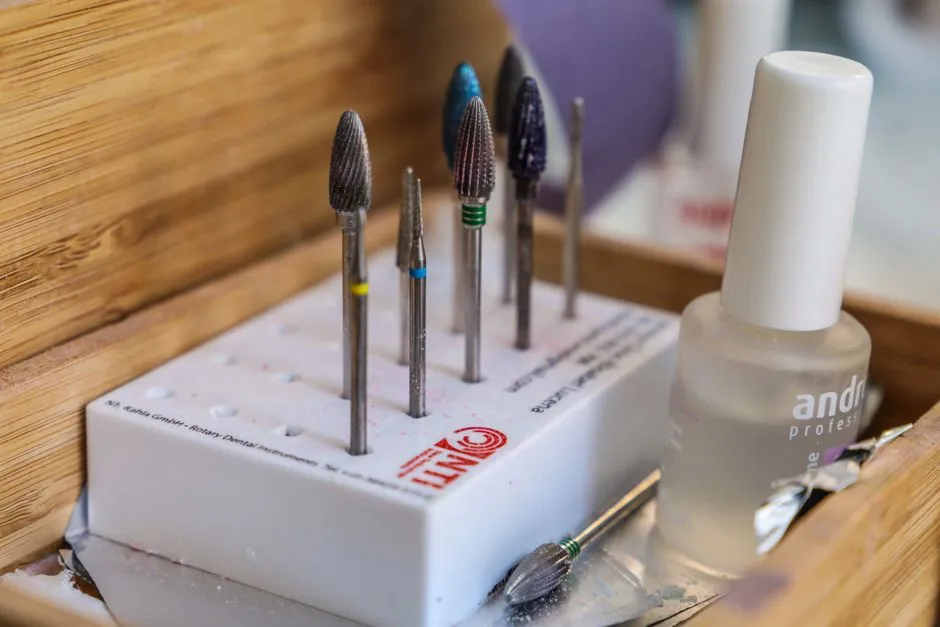 Gel vs Acrylic Nails: Cost, Damage, and How Long They Last